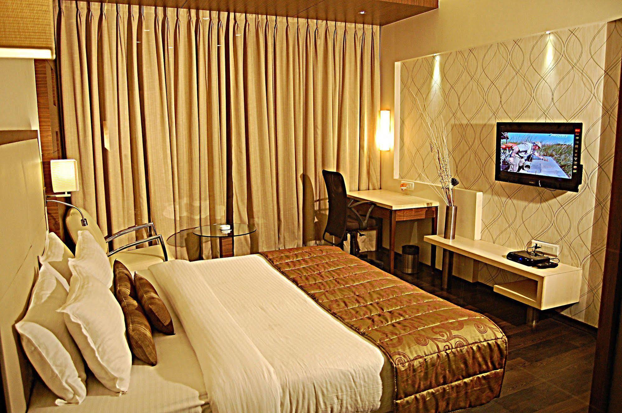 Sentosa Resorts Chinchvad 외부 사진